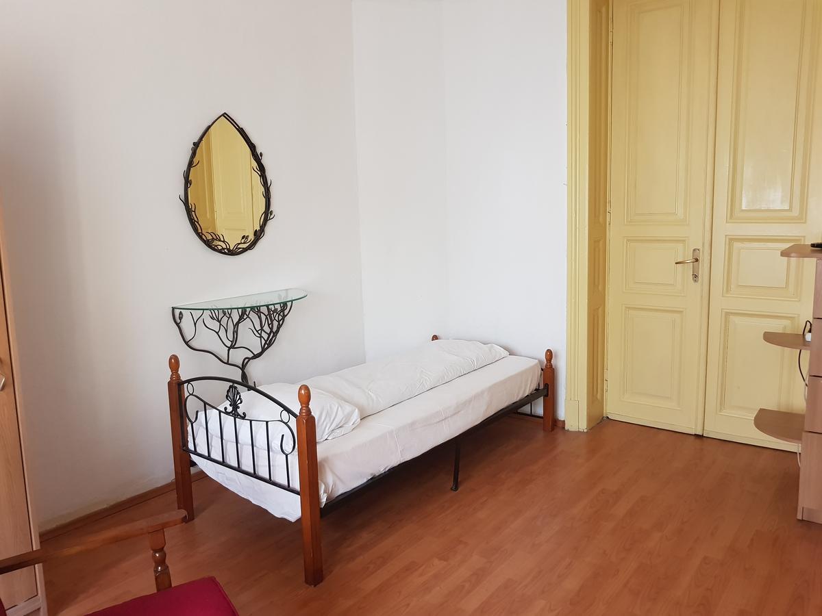 Casa Boiereasca Hostel Craiova Exterior photo